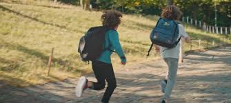 2 enfants qui courent