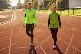 Gens qui marche sur une piste d’athlétisme.