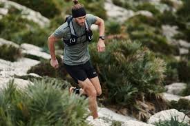 coureur qui court sur une montagne